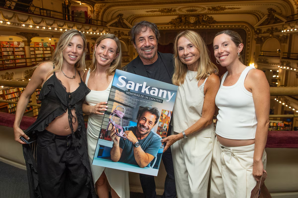 Ricky Sarkany junto a su esposa, Graciela Papini y sus hijas, Clara, Violeta y Josefina