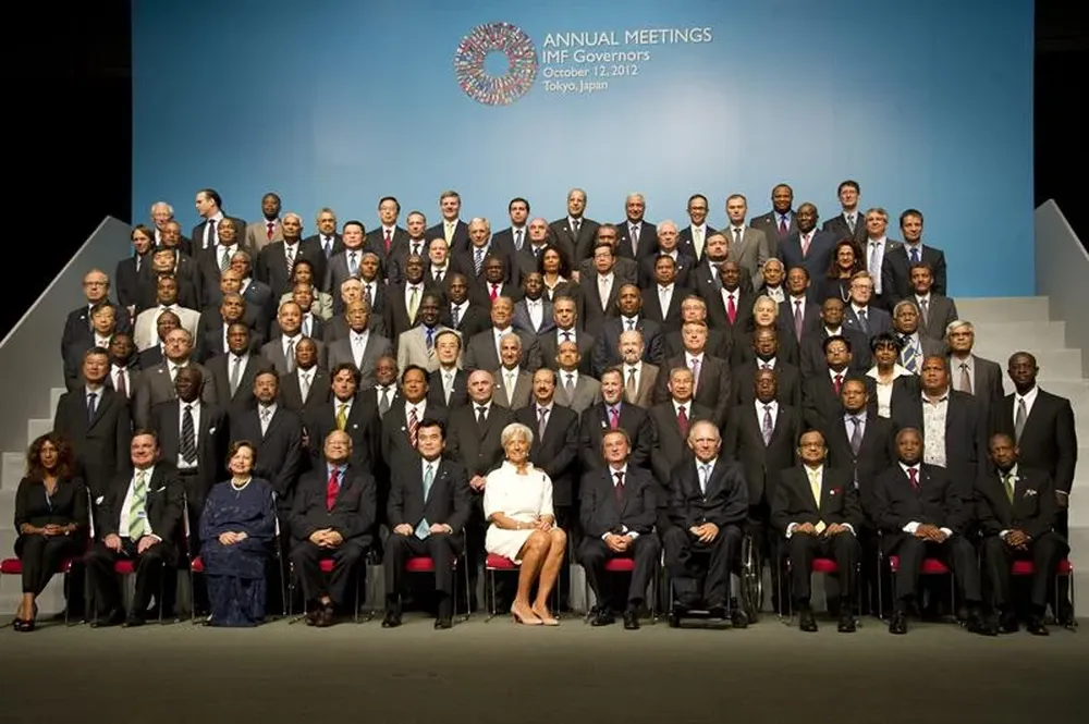 Japón- La directora del FMI, Christine Lagarde posa en una foto oficial con los gobernadores en la reunión anual conjunta