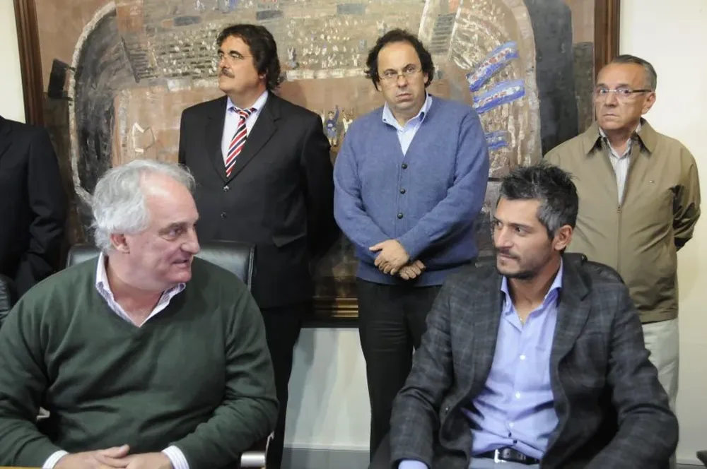 Eduardo Ache le dio la bienvenida al entrenador Gustavo Munúa.