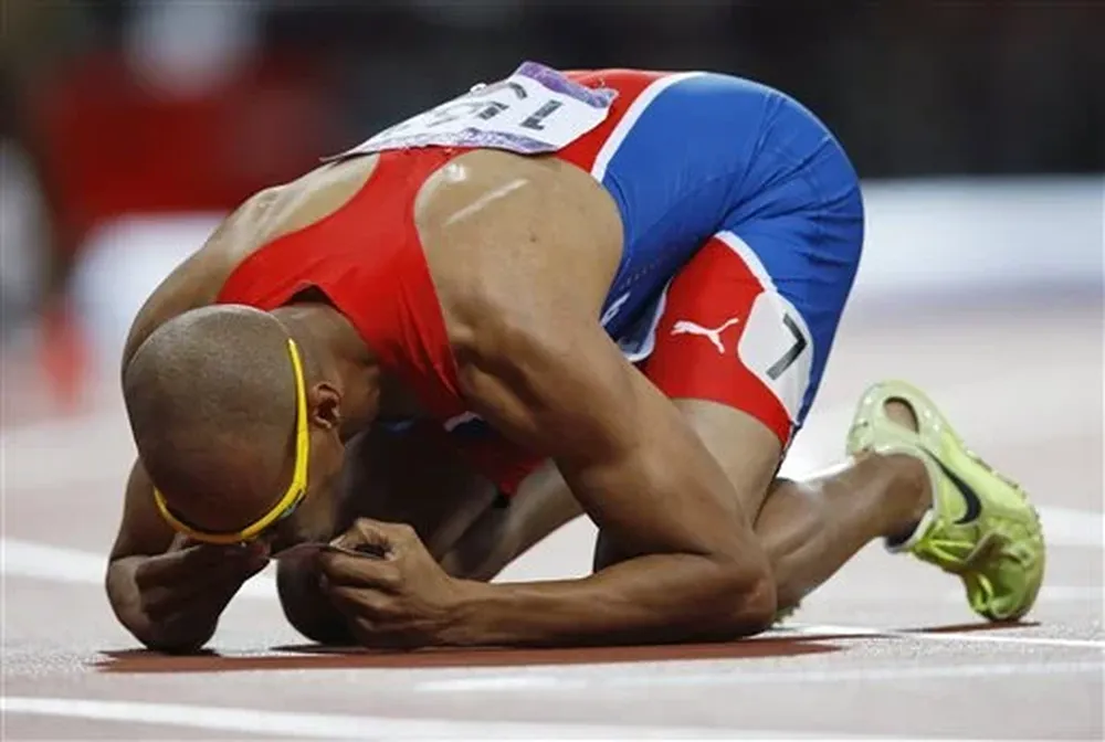 El dominicano besa su número tras ganar el histórico oro