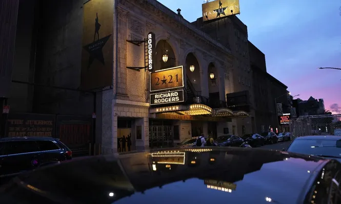 Para las producciones de Broadway, cada una de las cuales implica millones de dólares de inversión, reabrir en estas condiciones no resultaba económicamente rentable 