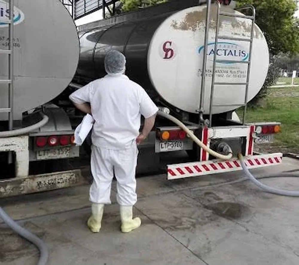 Remisión de leche a la planta de Lactalis.