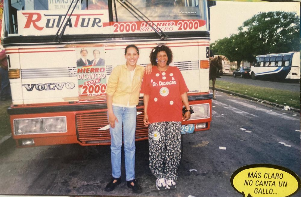 Olga, de camino a un acto del Partido Colorado en el interior, 1999.