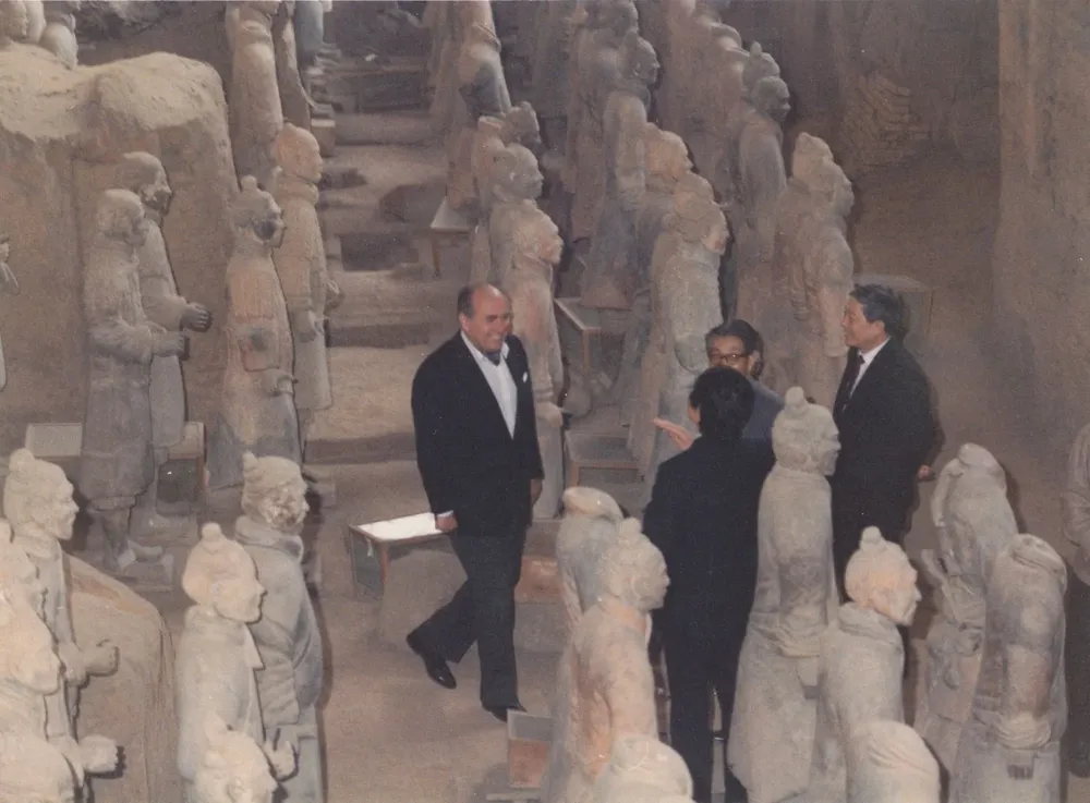 Sanguinetti en el Mausoleo de Qin Shi Huang, 1988