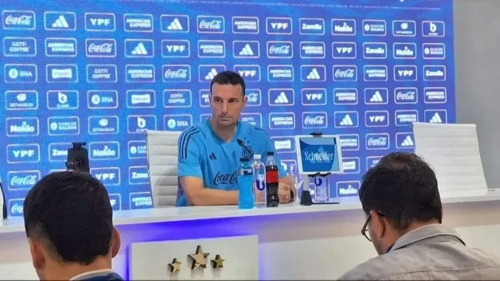 Scaloni en conferencia