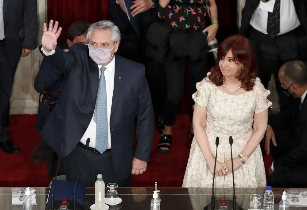 Alberto Fernádez con Cristina Fernández de Kirchner en el Congreso argentino