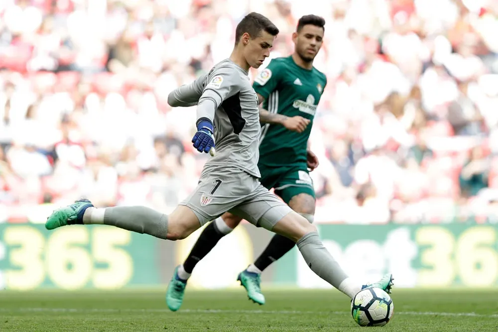 Kepa Arrizabalaga, se destaca por su distribución del balón con los pies.