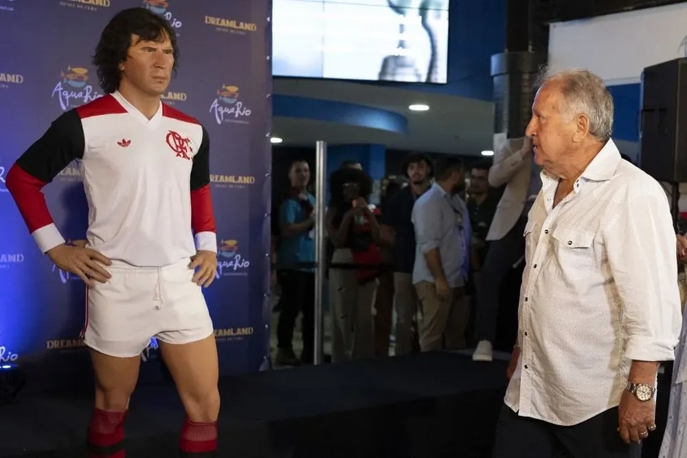 Zico y su estatua de cera