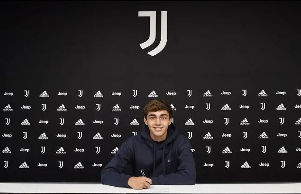 Alfonso Montero poniendo la firma