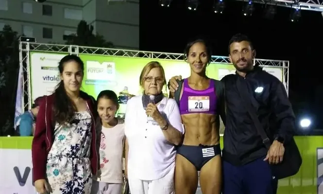 Lorena Sosa junto a su familia: hijas, esposo y abuela