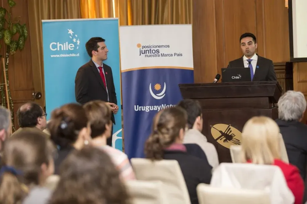 Jorge Cortés, subgerente del área digital y Fabián Campos coordinador de gestión Marca País