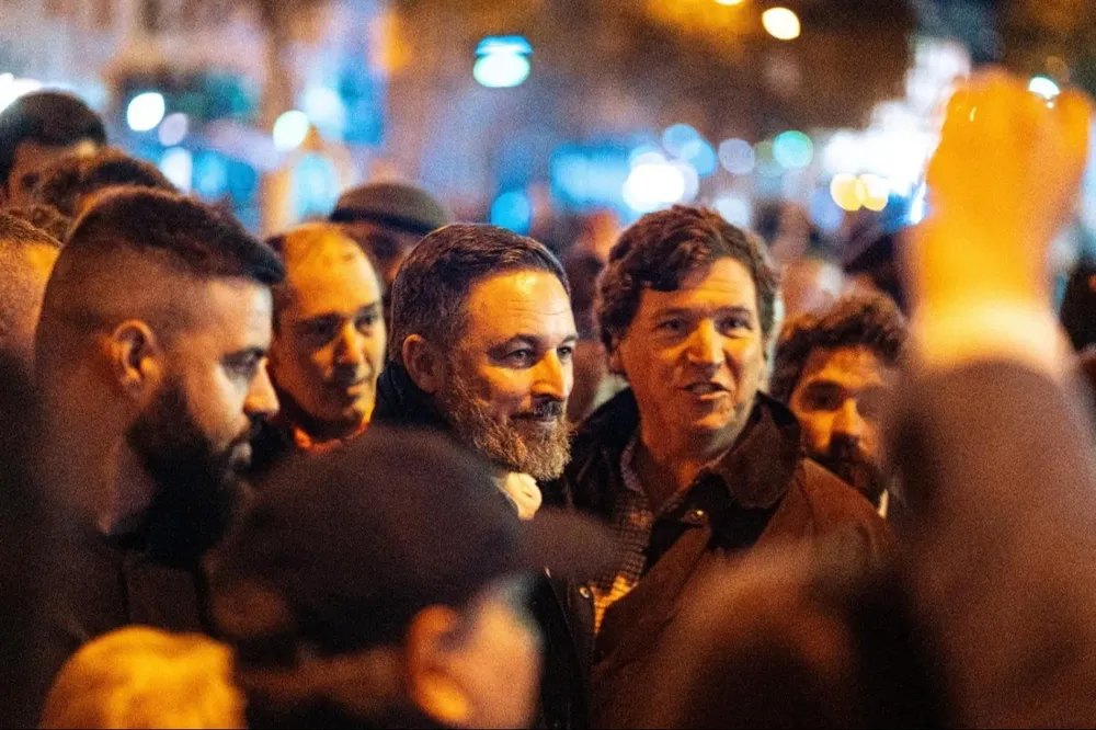 Abascal ha asistido a la protesta acompañado, entre otros, por Tucker Carlson, presentador relacionado con la ultraderecha estadounidense y que fue despedido de Fox News por difundir noticias falsas