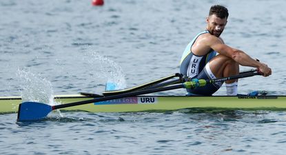 Bruno Cetraro Berriolo de Uruguay compite durante la final B de Sculls individuales masculinos de las competiciones de Remo en los Juegos Olímpicos de París 2024, en el Estadio Náutico de Vaires-sur-Marne en Vaires-sur-Marne, Francia