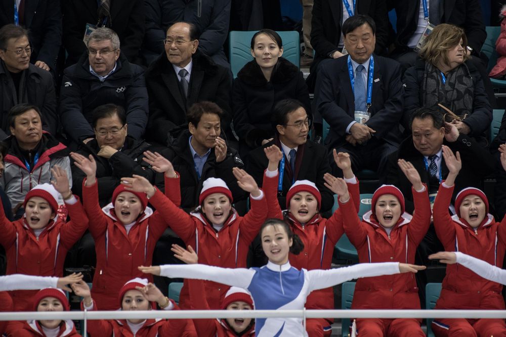 En la parte superior de la imagen, Kim Yong-nam junto a Kim Yo-jong, hermana del líder supremo, durante un evento deportivo en los juegos de invierno de Pyeongchang, en Corea del Sur, en 2018.