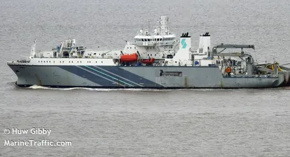 Imagen del barco Durable que se encuentra en la costa uruguaya