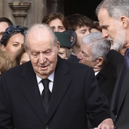 El rey emérito Juan Carlos I y su hijo, el rey Felipe VI.