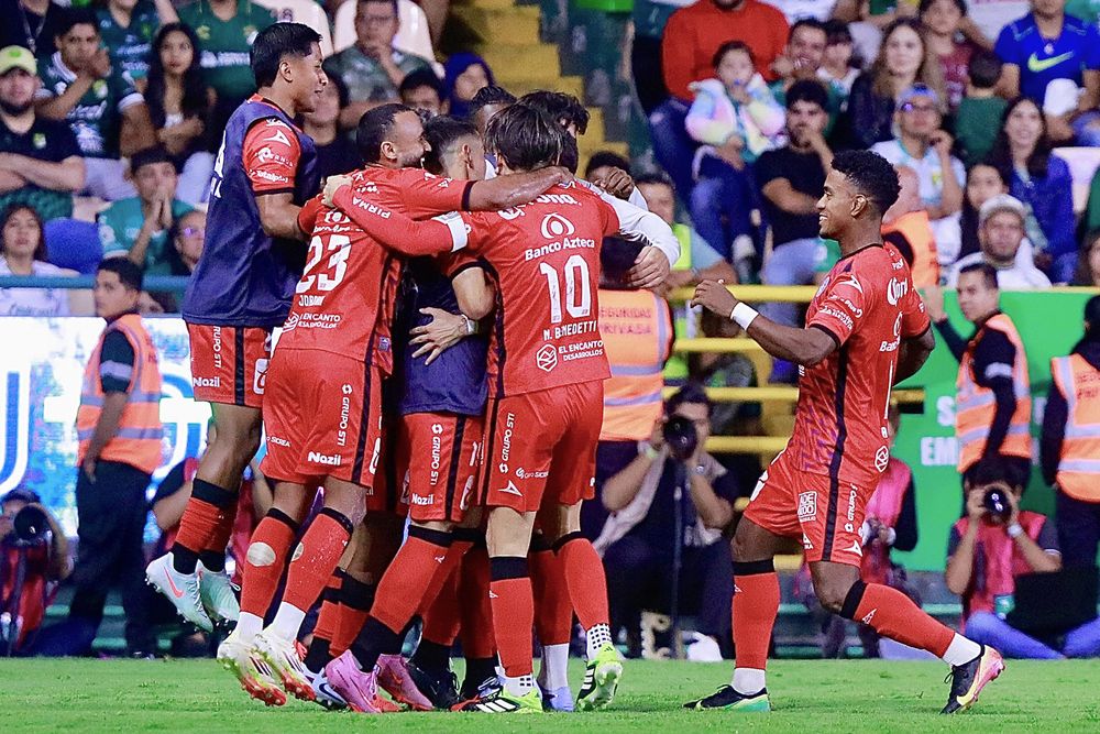 Jugadores de Mazatlán celebran un gol Anderson Duarte este martes, durante un partido de la Liga MX entre León y Mazatlán en el estadio León, en Guanajuato (México).