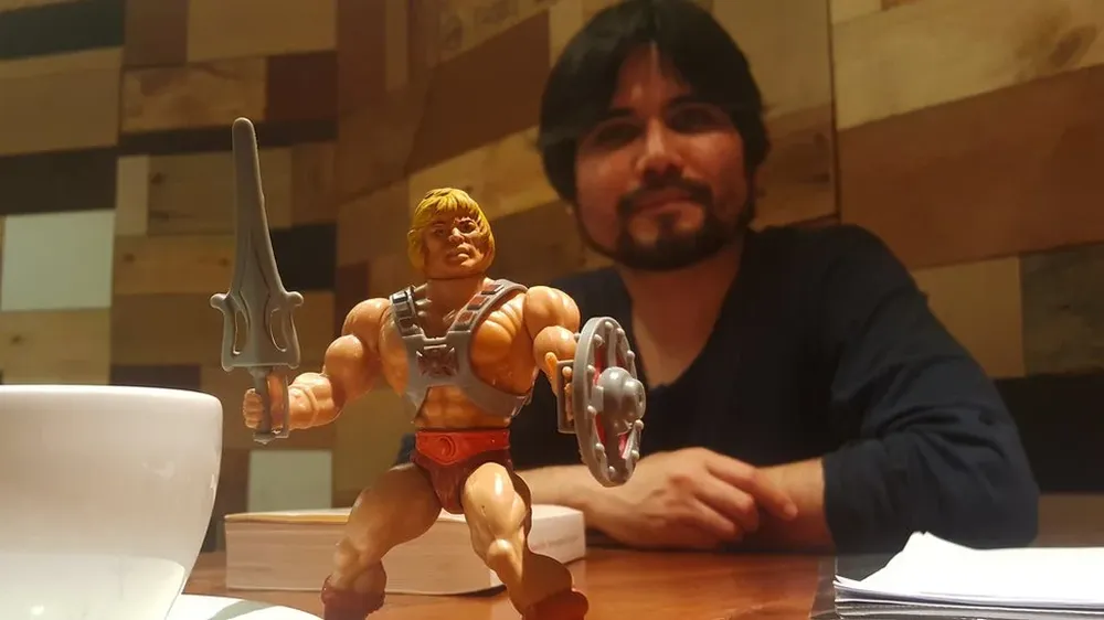 Juan Manuel Robles, aquí con He-man, fue considerado el Bogotá39 como uno de los escritores latinoamericanos más talentosos de su generación.