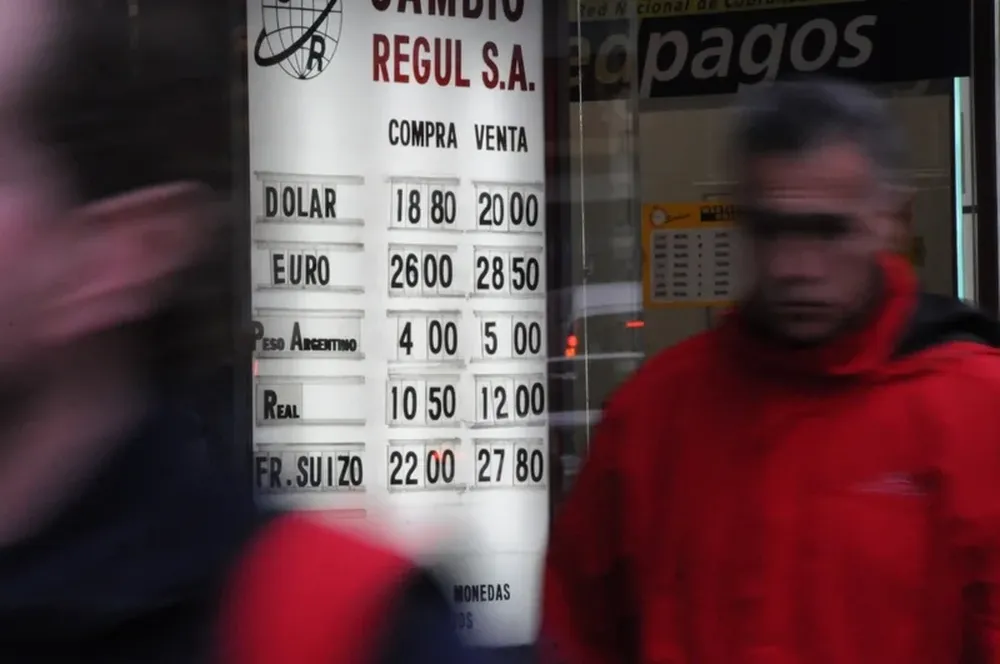 El dólar volvió a bajar después de la fuerte suba del jueves