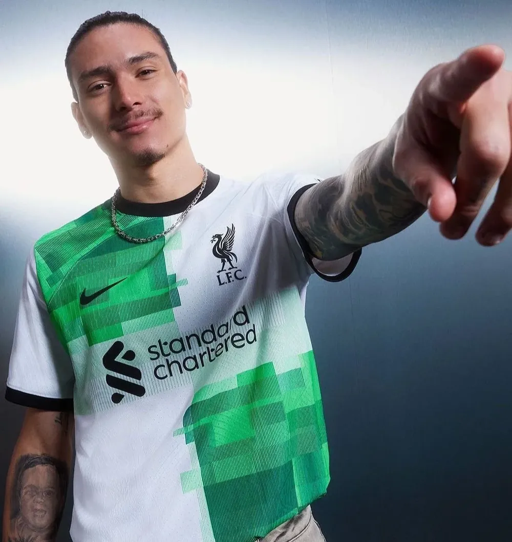 Darwin Núñez modelo de la nueva camiseta de Liverpool