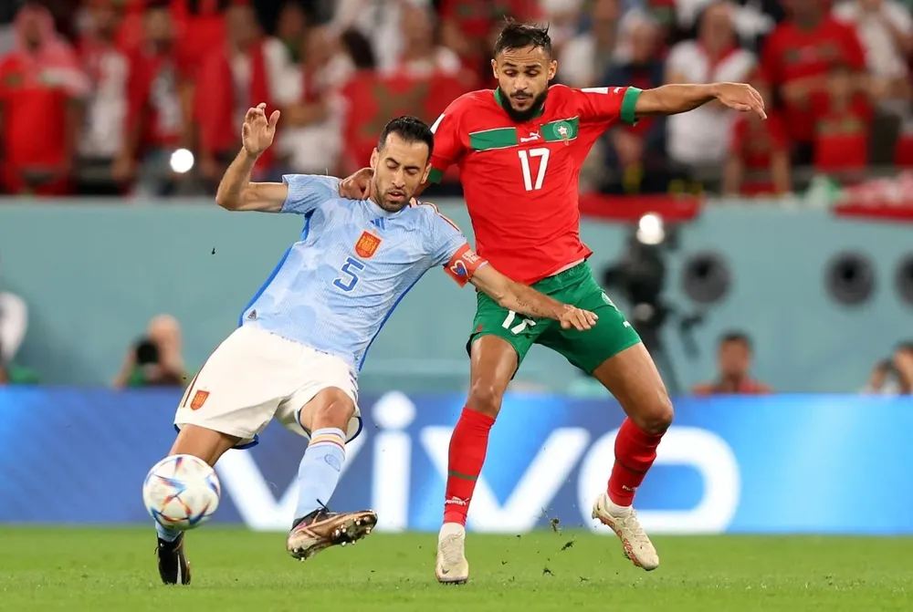 Boufal ante Busquets