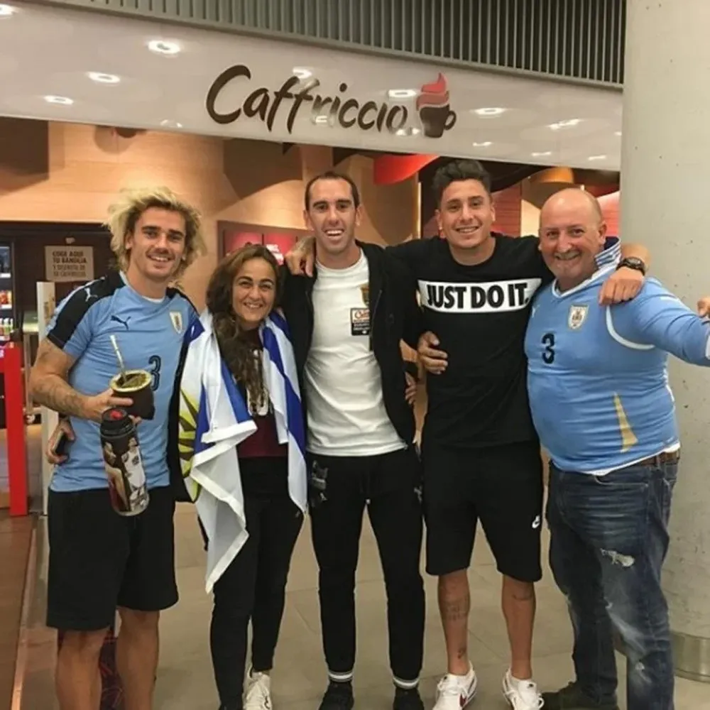 Griezmann con la celeste, Godín, Josema y Papote