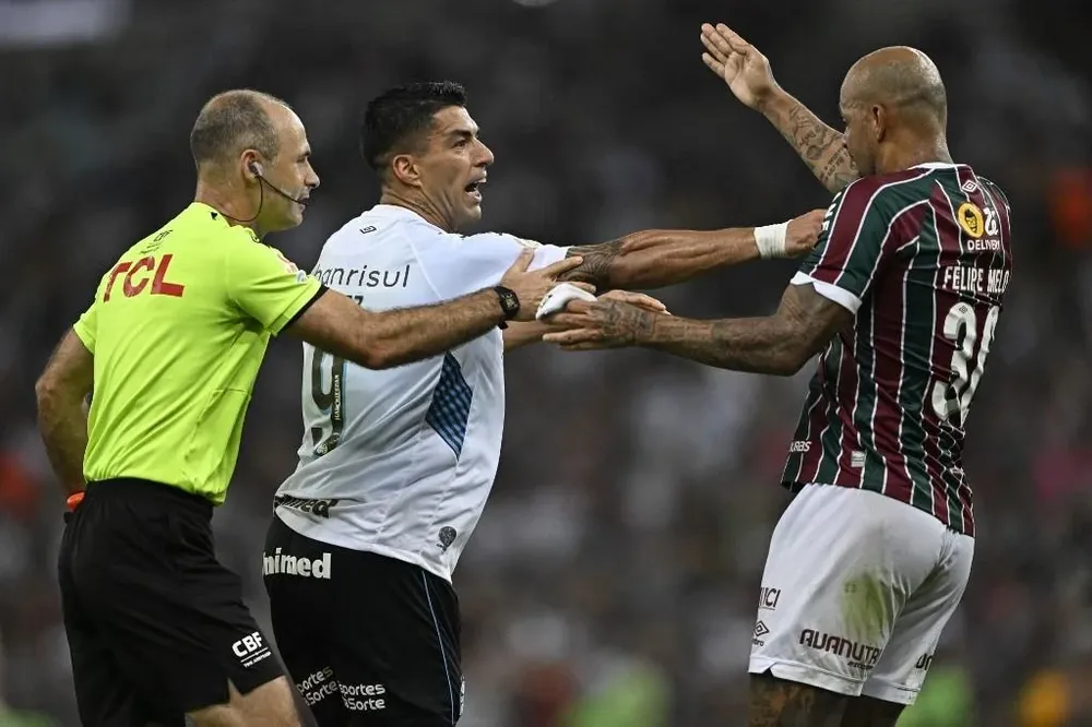 Felipe Melo con Suárez en el último partido del Brasileirao del año pasado