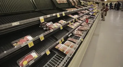 EEUU- Una mujer observa un estante de productos cárnicos en un supermercado al que acudieron numerosos cuidadanos