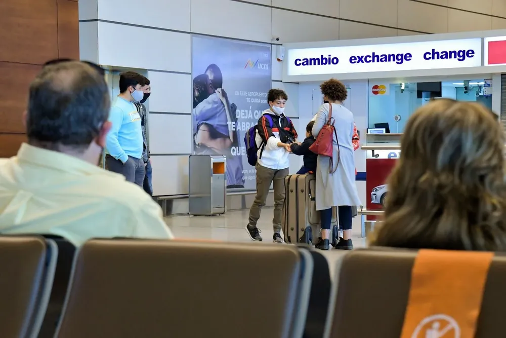 Si bien el decreto apunta al tránsito aéreo, también habrá anuncios para las fronteras terrestres