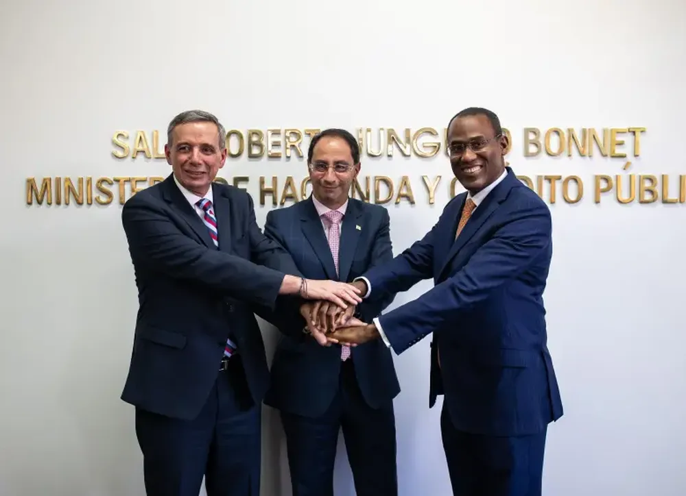 El ministro de Hacienda y el vicepresidente de Colombia junto Nigel Clarke, subdirector gerente del FMI.