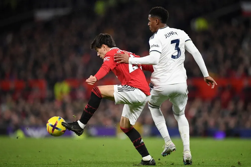 Pellistri entró y complicó a Junior Firpo