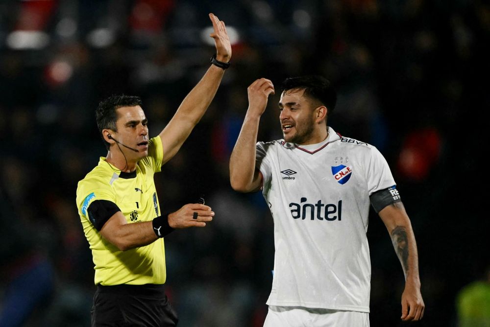 Maxi Gómez y el juez brasileño Flavio Souza