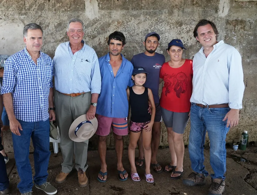 El intendente de Canelones junto al ministro Mattos, el director de la granja, Nicolás Chiesa, y productores afectados por la sequía.