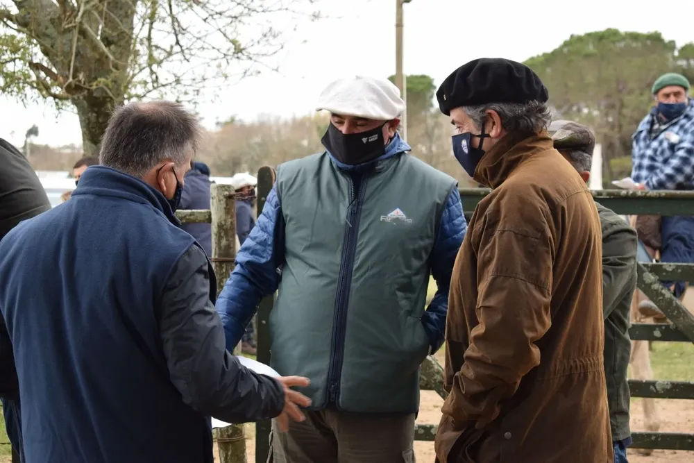 El ministro Uriarte dialogó con productores en su visita a la rural floridense.