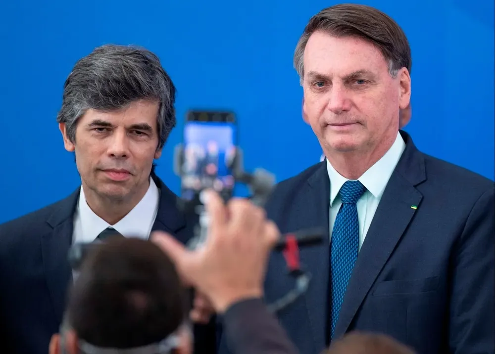 Bolsonaro junto al nuevo ministro de Salud Pública de Brasil