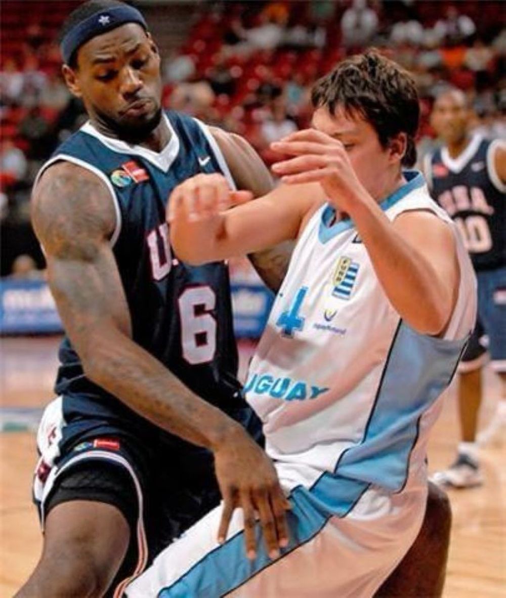 Fernando Martínez marcando a LeBron James cuando la selección uruguaya enfrentó a Estados Unidos en el Preolímpico de Las Vegas 2007