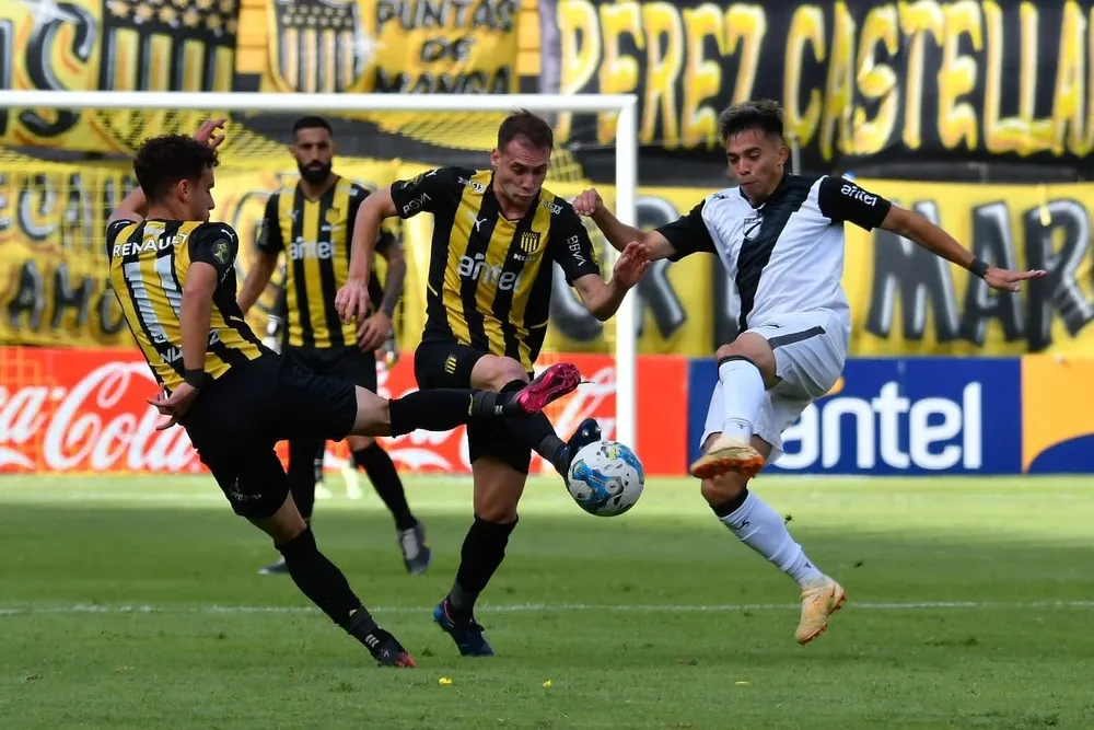 Sebastián Cristóforo salió lesionado frente a Danubio