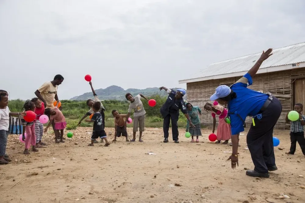 Una misión de ONU juega con niños en una aldea en Sudán del Sur.