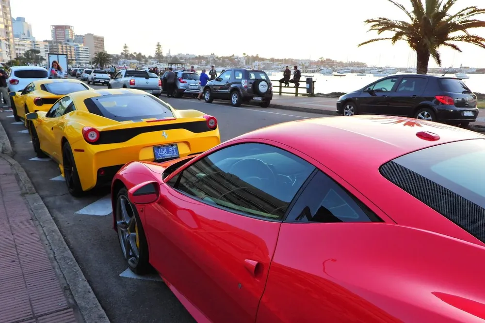 Archivo de autos de alta gama con chapa argentina en Punta del Este