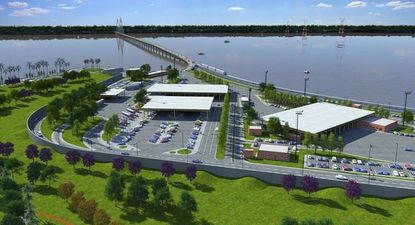 El muro de Posadas-Encarnación mide cuatro kilómetros de largo y tiene cinco metros de altura.