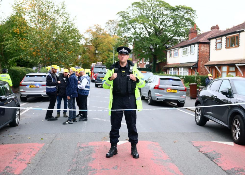 La policía cerca la zona del ataque terrorista contra una sinagoga en Manchester.&nbsp;