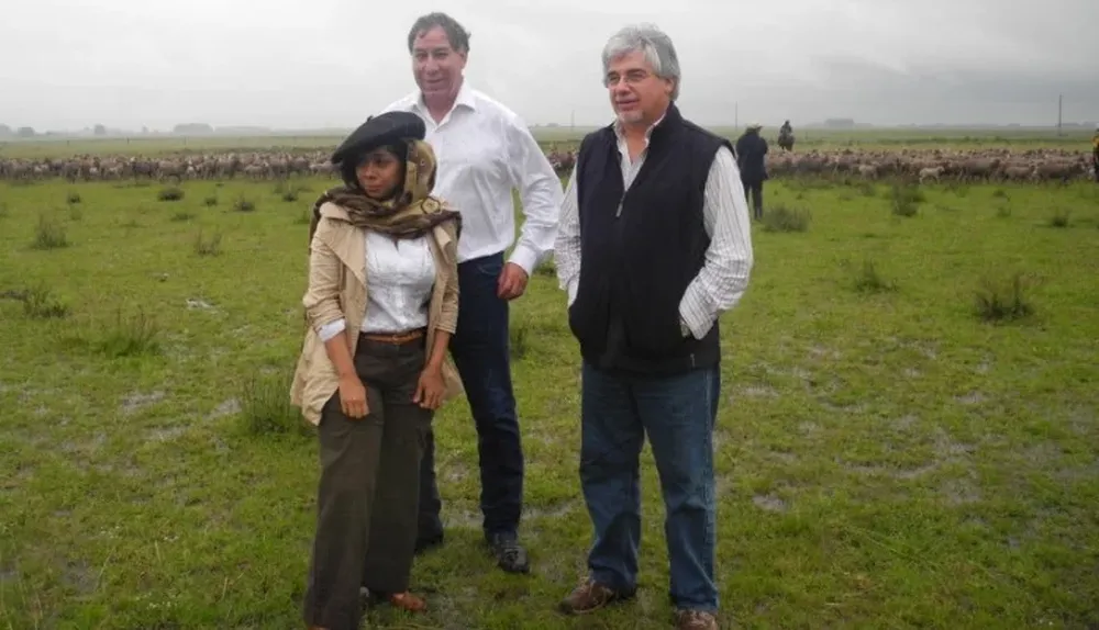 En noviembre y bajo lluvia, Reynoso, Avalos y Aguerre en predio de ovinos en Salto