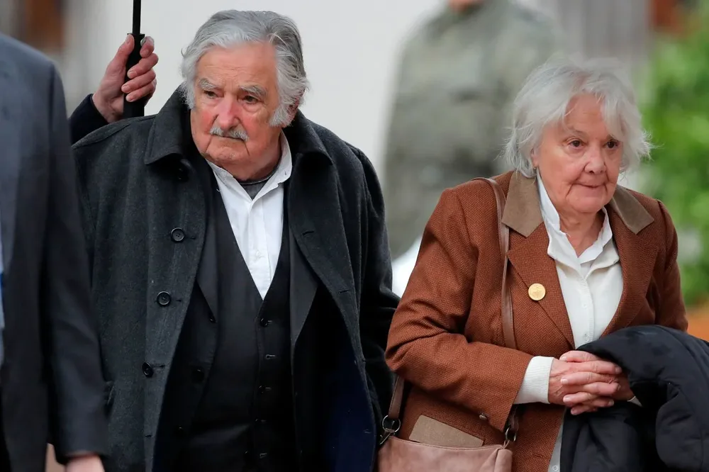 20231109 José Mujica y Lucía Topolansky antes de ingresar al acto por los 50 años del golpe de Estado en Chile