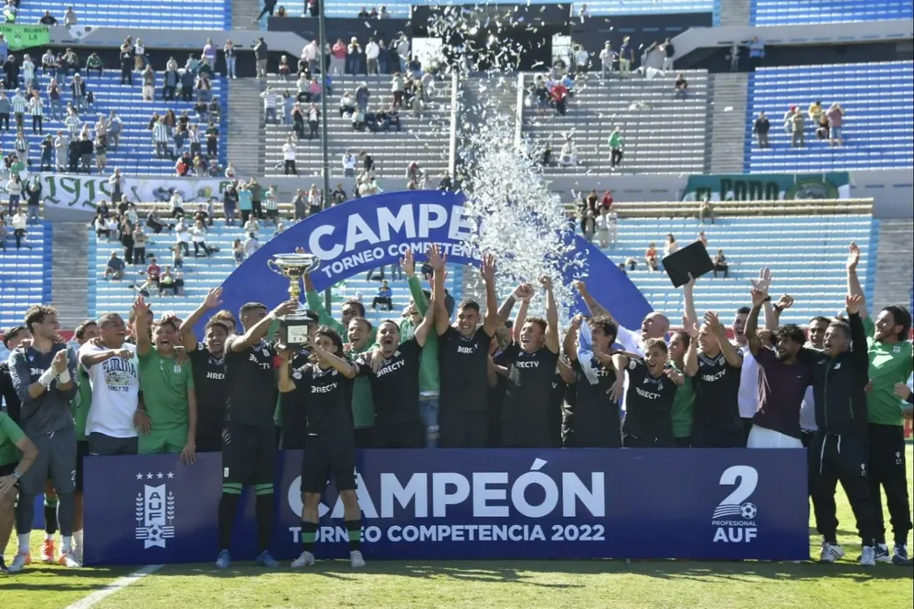 El plantel de Racing celebra el primer título del año al haber ganado el Torneo Competencia contra La Luz