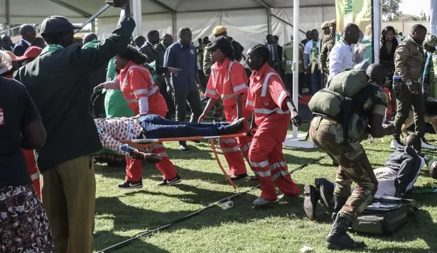 El presidente de Zimbabue sale ileso de una explosión durante un mitin