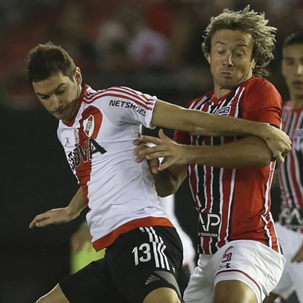 Lucas Alario y Diego Lugano