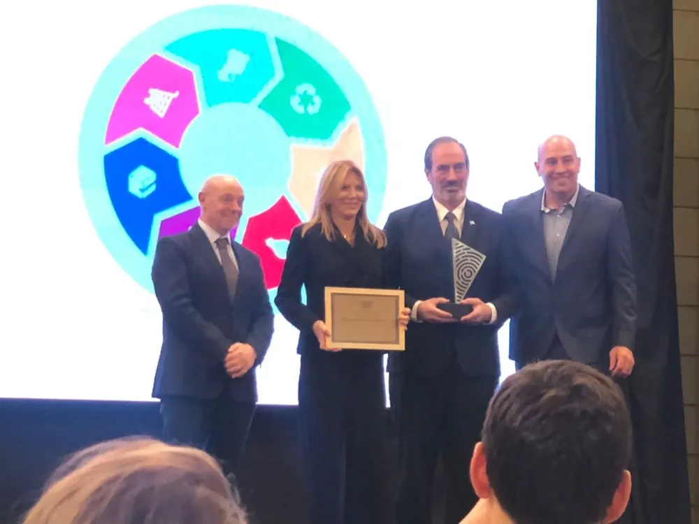 Bettina Bulgheroni al momento de recibir el premio