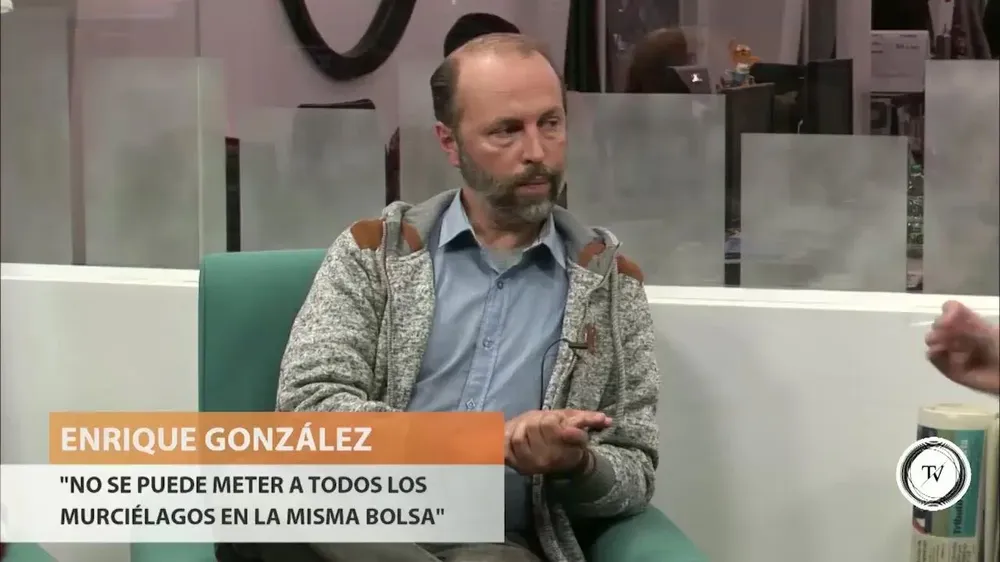 Enrique González y Giannina Lemus, integrantes del Programa para la conservación de los murciélagos en Uruguay, hablaron sobre la importancia de estudiar estos animales y dijeron que los mismos no son una plaga Los especialistas explicaron que no se puede poner a todos los murciélagos en la misma bolsa y que la especie más peligrosa sobre todo para la ganadería son los vampiros, ya que los mismos se alimentan de mamíferos.Destacaron la importancia de los murciélagos para la salud del ser humano y como reguladores del ecosistema. González, presidente del programa, aclaró que no están emparentados con ratas ni ratones, sino que están emparentados con los primates. De las 23 especies que existen en nuestro país, 20 se alimentan de insectos, otras dos de frutas, y luego está el vampiro.Fotografías: Cortesía del Facebook de Programa para la conservación de murciélagos de Uruguay.