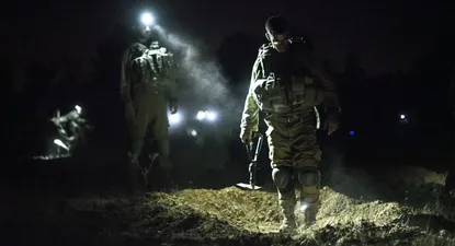Las tropas israelíes efectúan redadas en Gaza recopilando información en busca de los rehenes y despejando la zona.