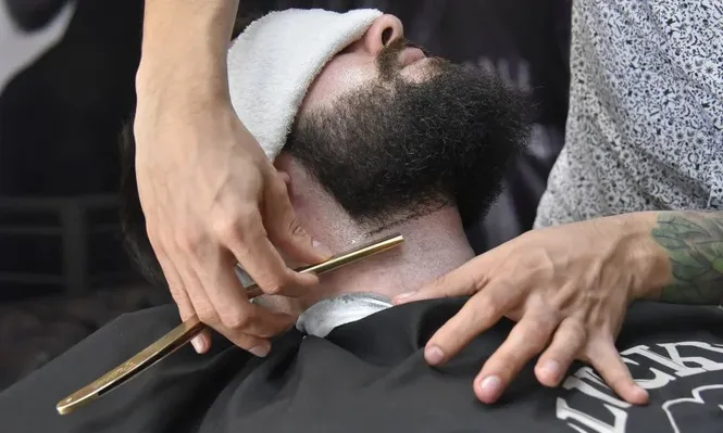 La afeitada con toalla caliente es un clásico. Lucky Barber Shop